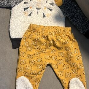 Adorable Lion Print Baby Outfit